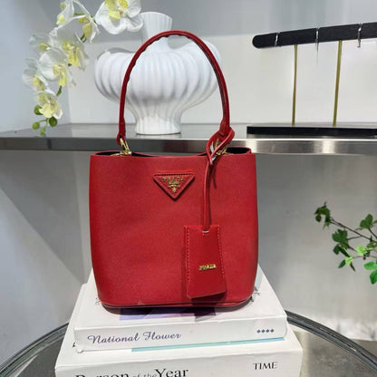Prada

70 dhs🇦🇪🇦🇪

Zain232
♥️♥️♥️