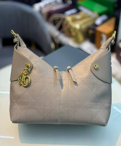 DIOR 

95 dhs🪙🌨️

Good Quality

Zain90
♥️♥️♥️