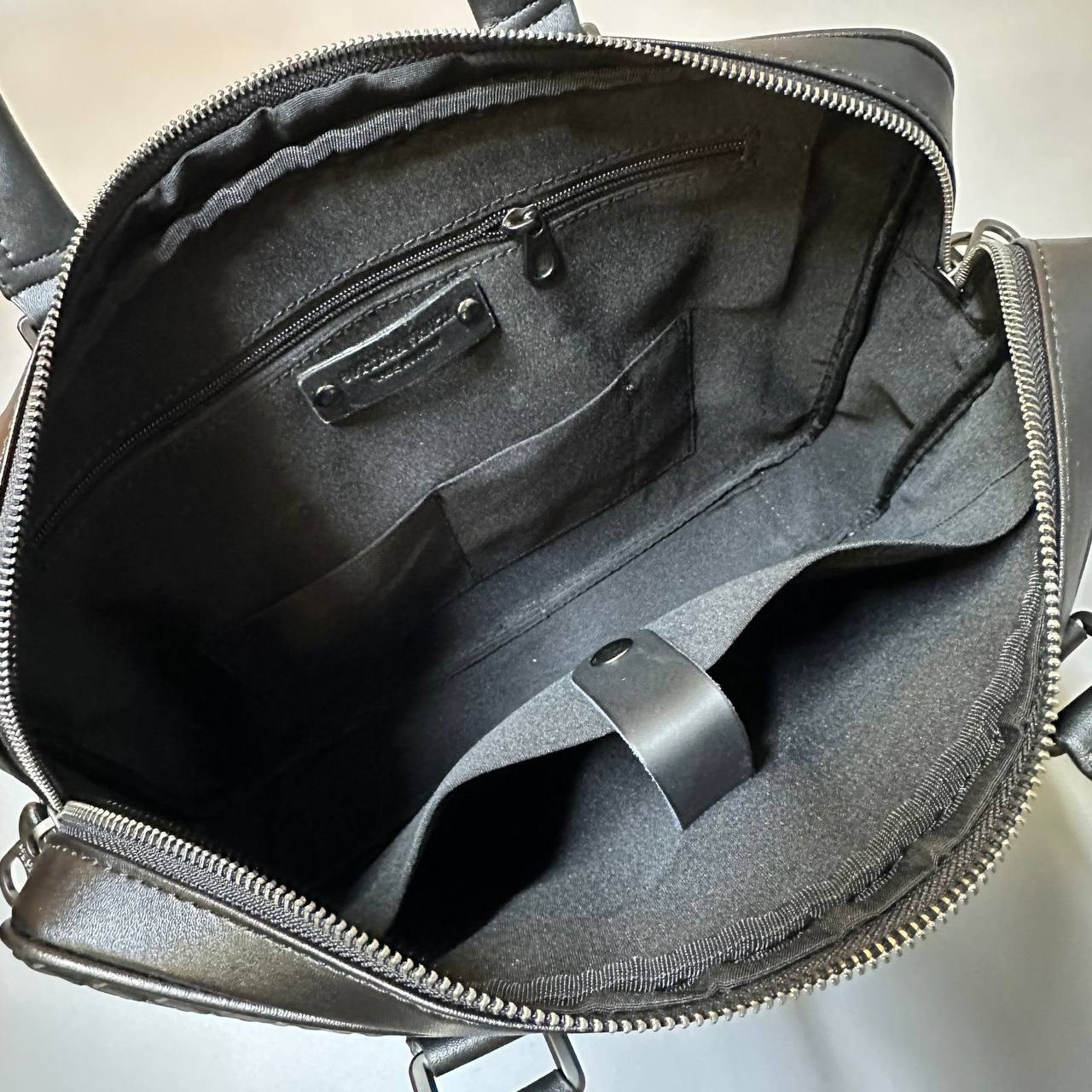 BOTTEGA LAPTOP BAG COPY ONE NEW CAME 
210 dhs🇦🇪🇦🇪

Zain295
♥️♥️♥️
