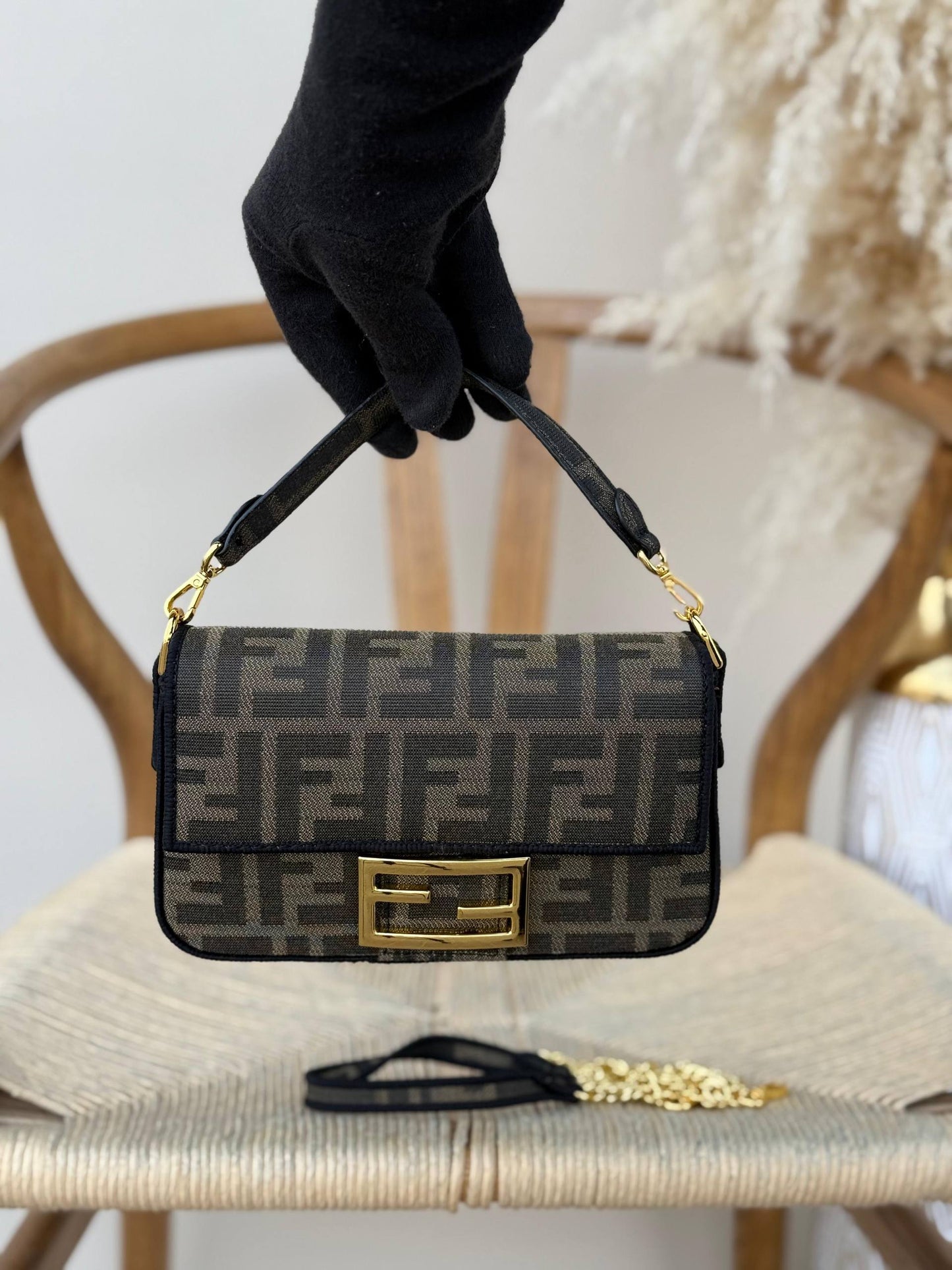 Available again✨✨✨
FENDI
20cm
330 dhs❣️
Top quality 
With box🎁

Zain167
♥️♥️♥️