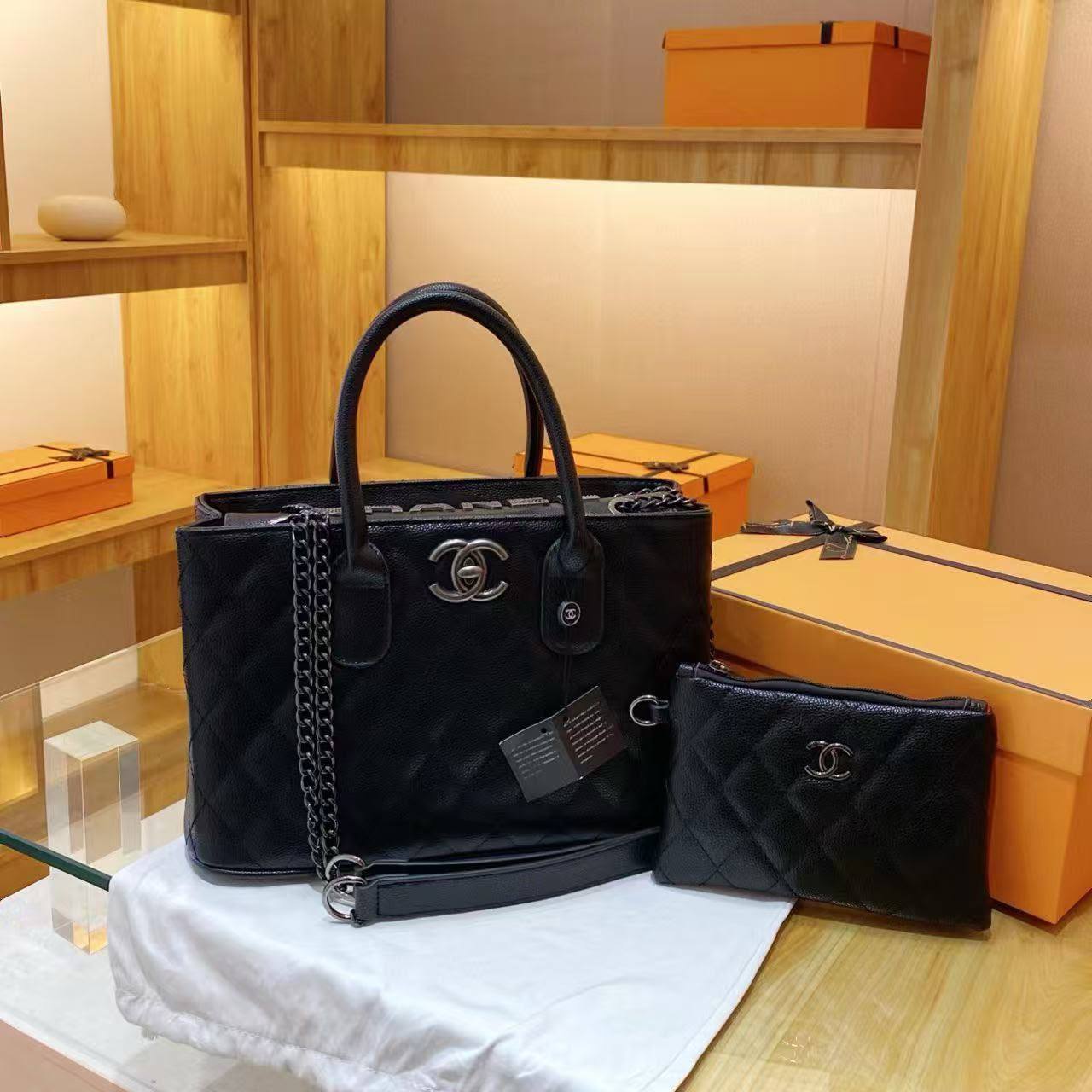 Chanel
Size   33×21×14cm
120 dhs🇦🇪🇦🇪
High quality

Zain04
♥️♥️♥️