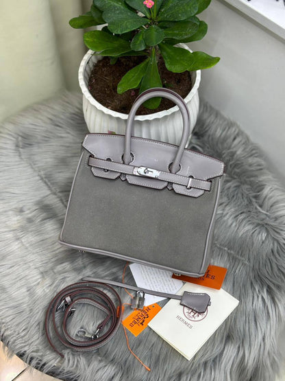 HERMES
SIZE  ………25CM 🥰
120 dhs🌺

Zain244
♥️♥️♥️