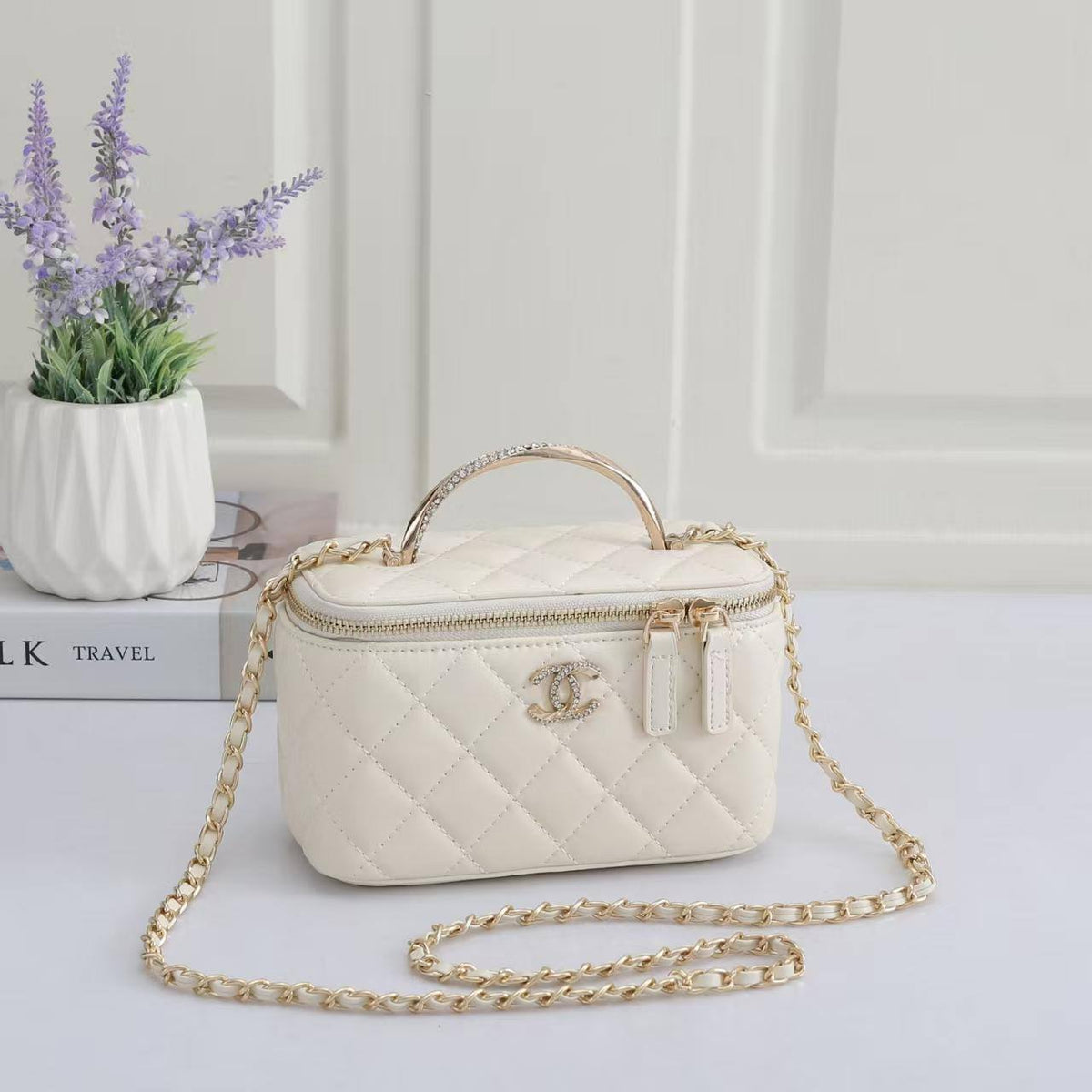 Chanel

High quality

With box 

100 dhs🇦🇪🇦🇪

Zain136
♥️♥️♥️