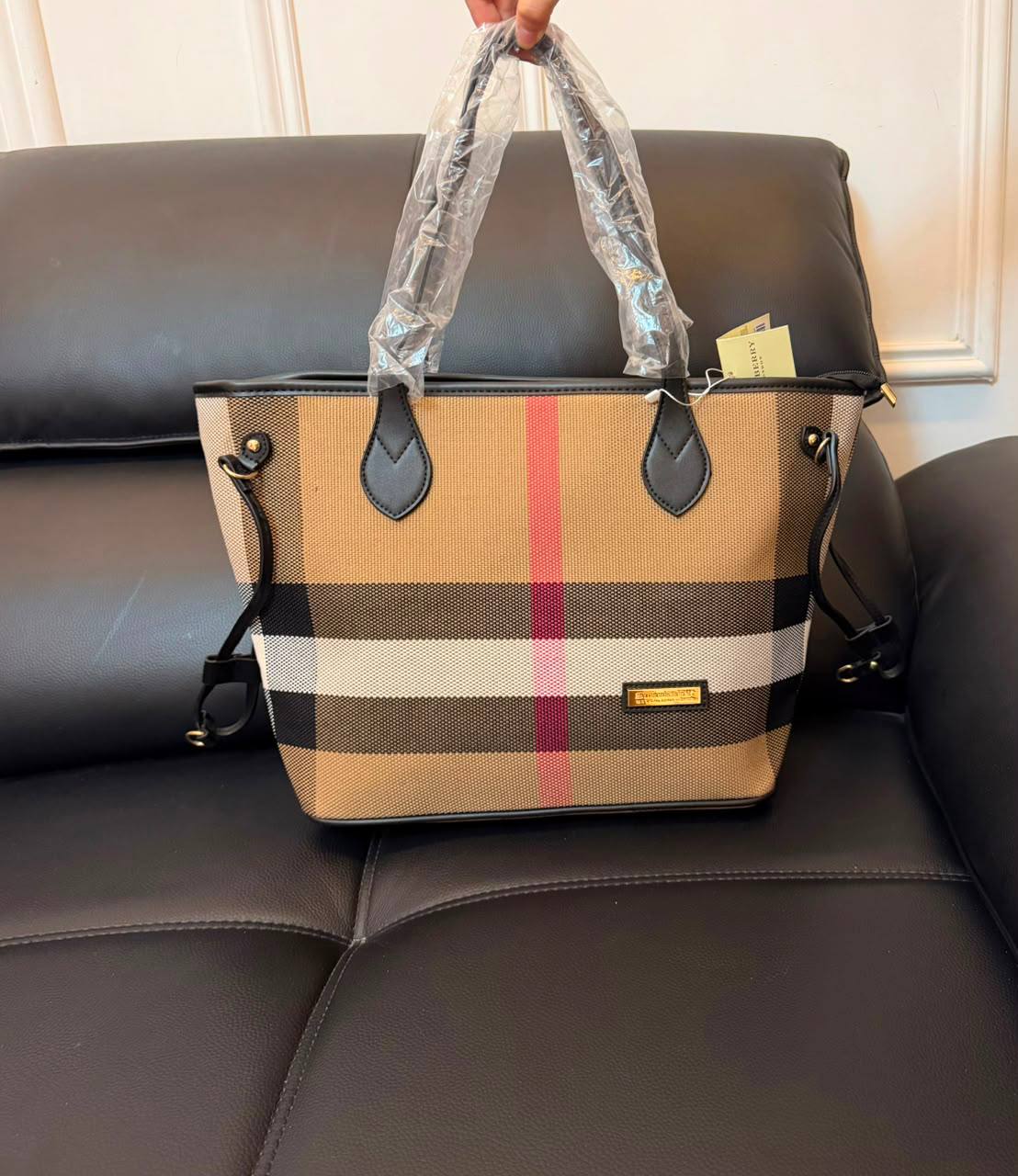 Burberry
100 dhs✅
size 46×16×29cm

Zain42
♥️♥️♥️