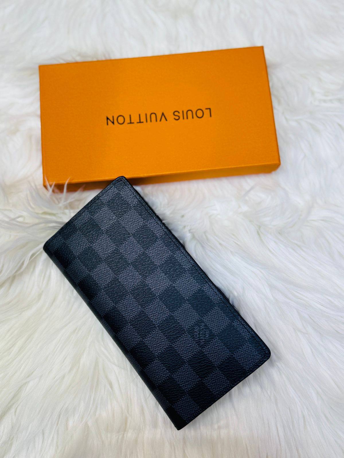 LV

With box
🎁🎁🎁

30 dhs❤️

Zain93
♥️♥️♥️