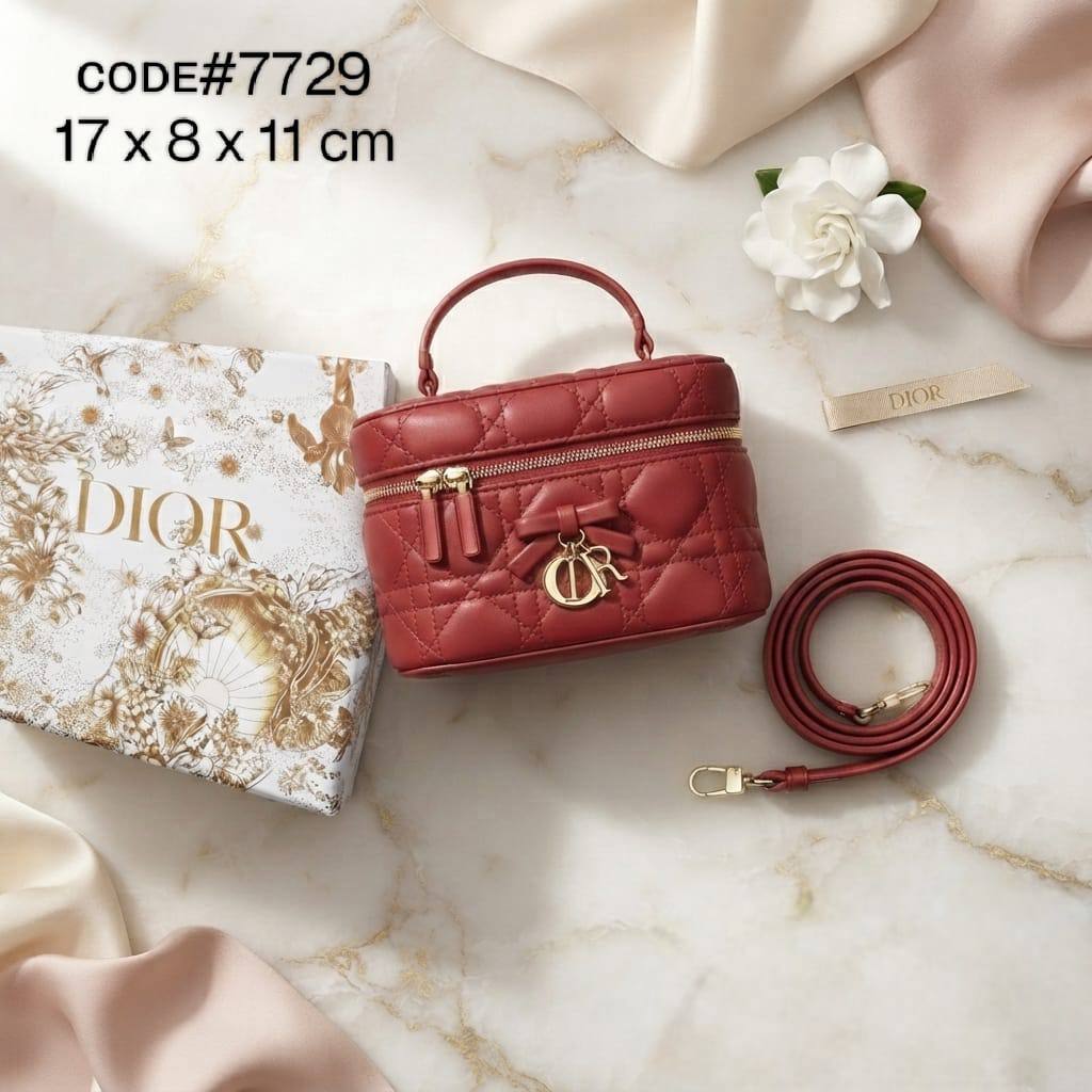 Dior
ᴠᴀɴɪᴛʏ ᴄᴀsᴇ ᴛᴏᴘ ʜᴀɴᴅʟᴇ
ʙᴏᴡ ᴅᴇsɪɢɴ ɪɴ ᴄʜᴀʀᴍs ʟᴏɢᴏ
ᴄᴀɴɴᴀɢᴇ ʟᴀᴍʙsᴋɪɴ ʟᴇᴀᴛʜᴇʀ
ɢᴏʟᴅ ʜᴀʀᴅᴡᴀʀᴇ
ᴡɪᴛʜ ʟᴏɴɢ ʙᴇʟᴛ sᴛʀᴀᴘ
sɪᴢᴇ : 17 cm
ᴡɪᴛʜ BOX

80 dhs✅

Zain31
♥️♥️♥️