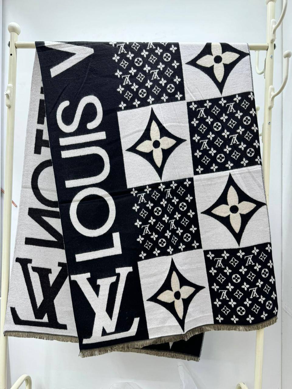 Brand Shawl / Scarf 

Good quality

Size:  180 * 68 cm
45 dhs🪙🌨️

Zain115
♥️♥️♥️