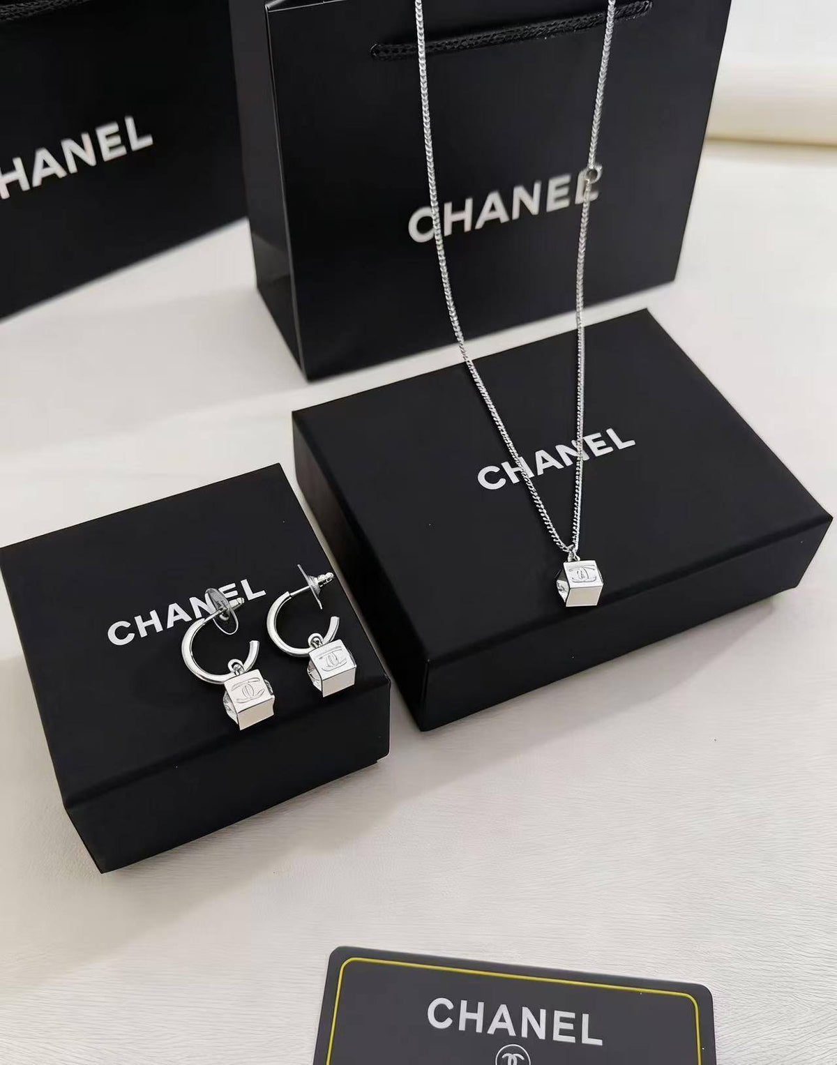 CHANEL SET
MASTER 
NECKLACE EARRINGS
105 dhs🇦🇪🇦🇪

 WITH BOX AND PAPER BAG🎁🛍️

Zain89
♥️♥️♥️