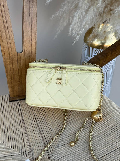 CHANEL
12cm
320 dhs✅
17cm
340 dhs✅
Top quality 
With box🎁

Zain167
♥️♥️♥️
