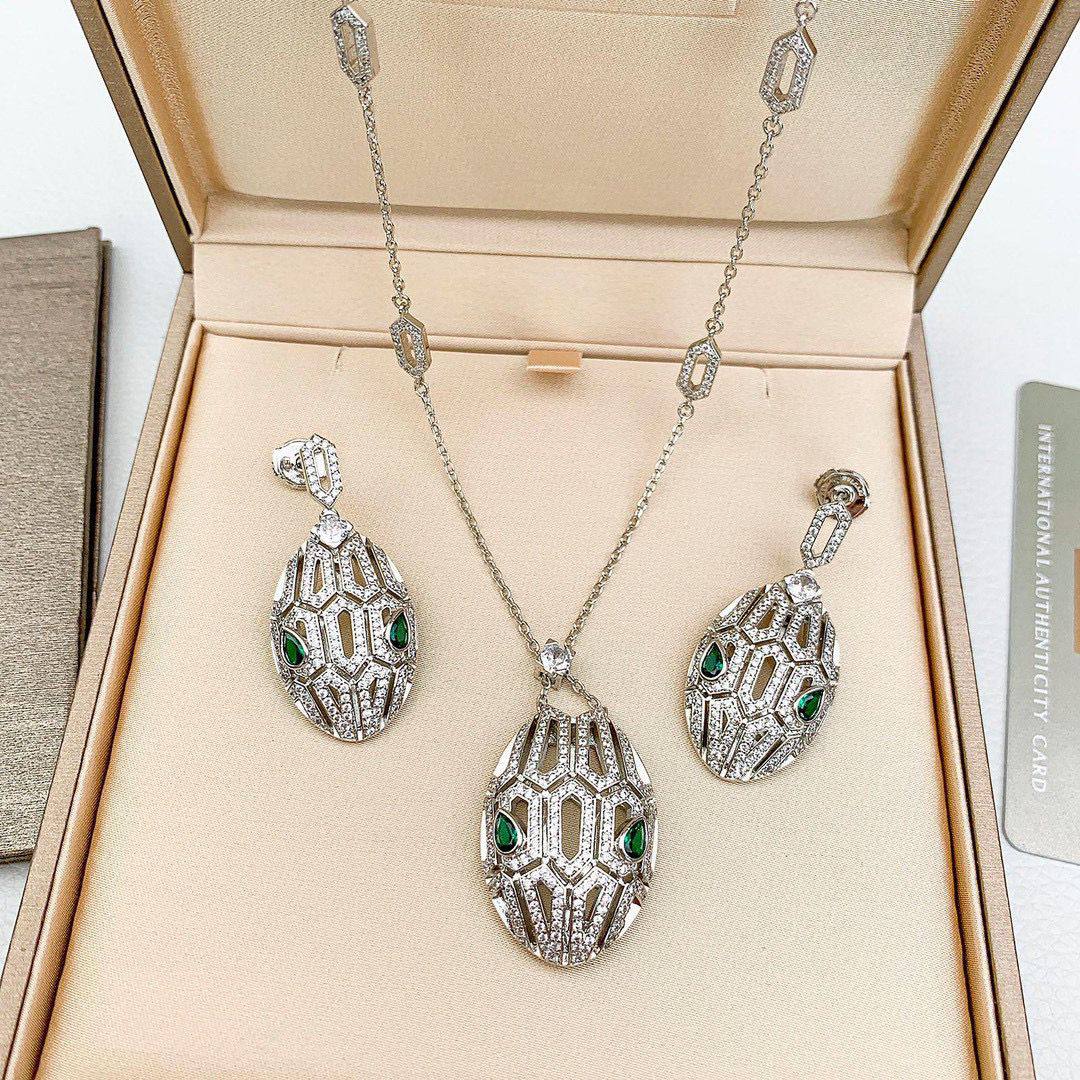 BVLGARI SET
MASTER ✨💫
NECKLACE EARRINGS
170 DHS❣️
WITH SAME BOX AND PAPER BAG 🎁
210 dhs❣️ 🛍️🎁

Zain89
♥️♥️♥️