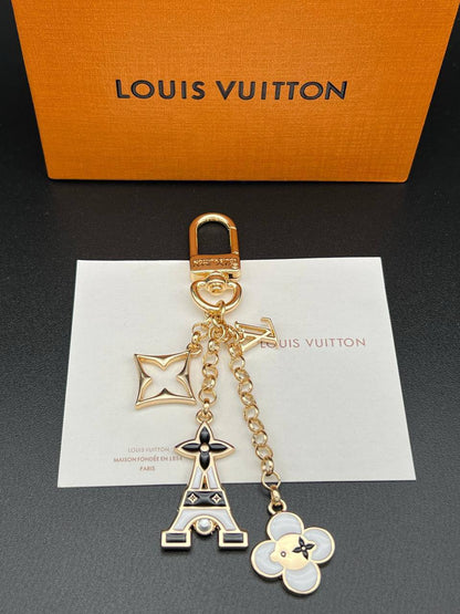 KEYCHAINS
CHANEL & LV 
60 dhs🪙🖤
With MASTER BOX 📦

Zain263
♥️♥️♥️