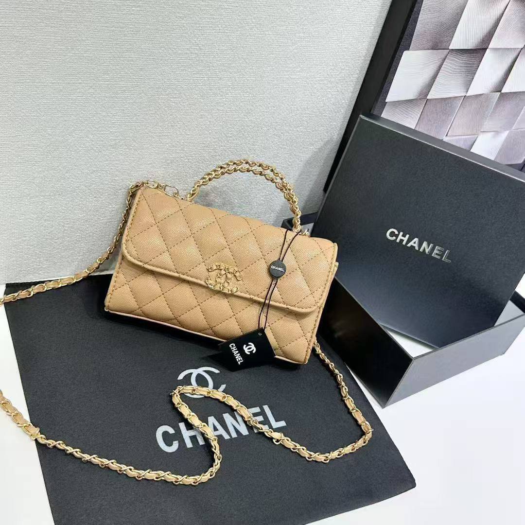 Chanel 
Best quality with box’s 
100 dhs✅
size 19 cm

Zain290
♥️♥️♥️
