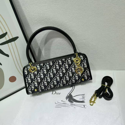DIOR
Best quality with box
120 dhs💓
size 28CM

Zain290
♥️♥️♥️