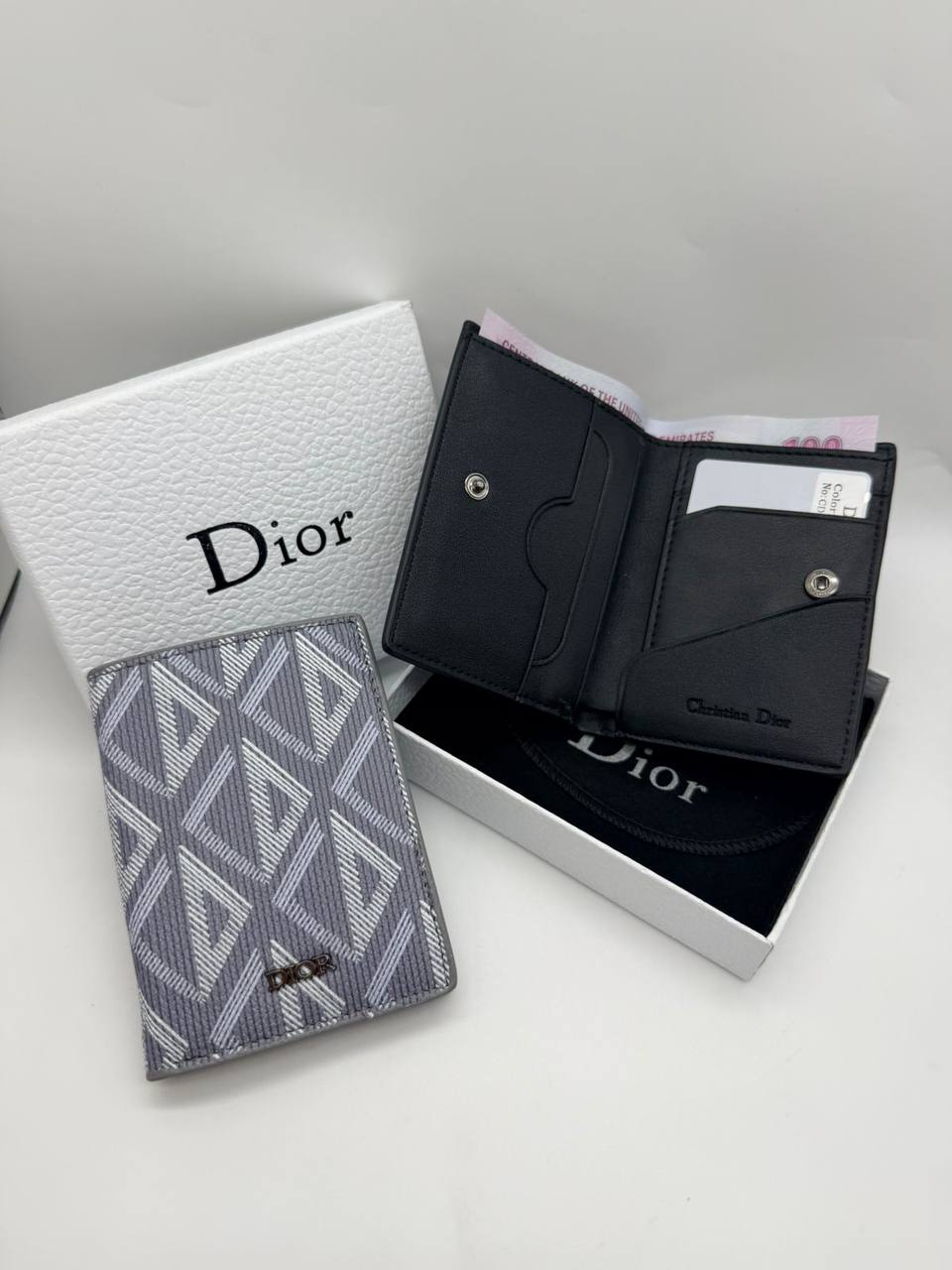 Wallets 

with box
🎁🎁🎁

65 dhs✅
good quality

Zain33
♥️♥️♥️