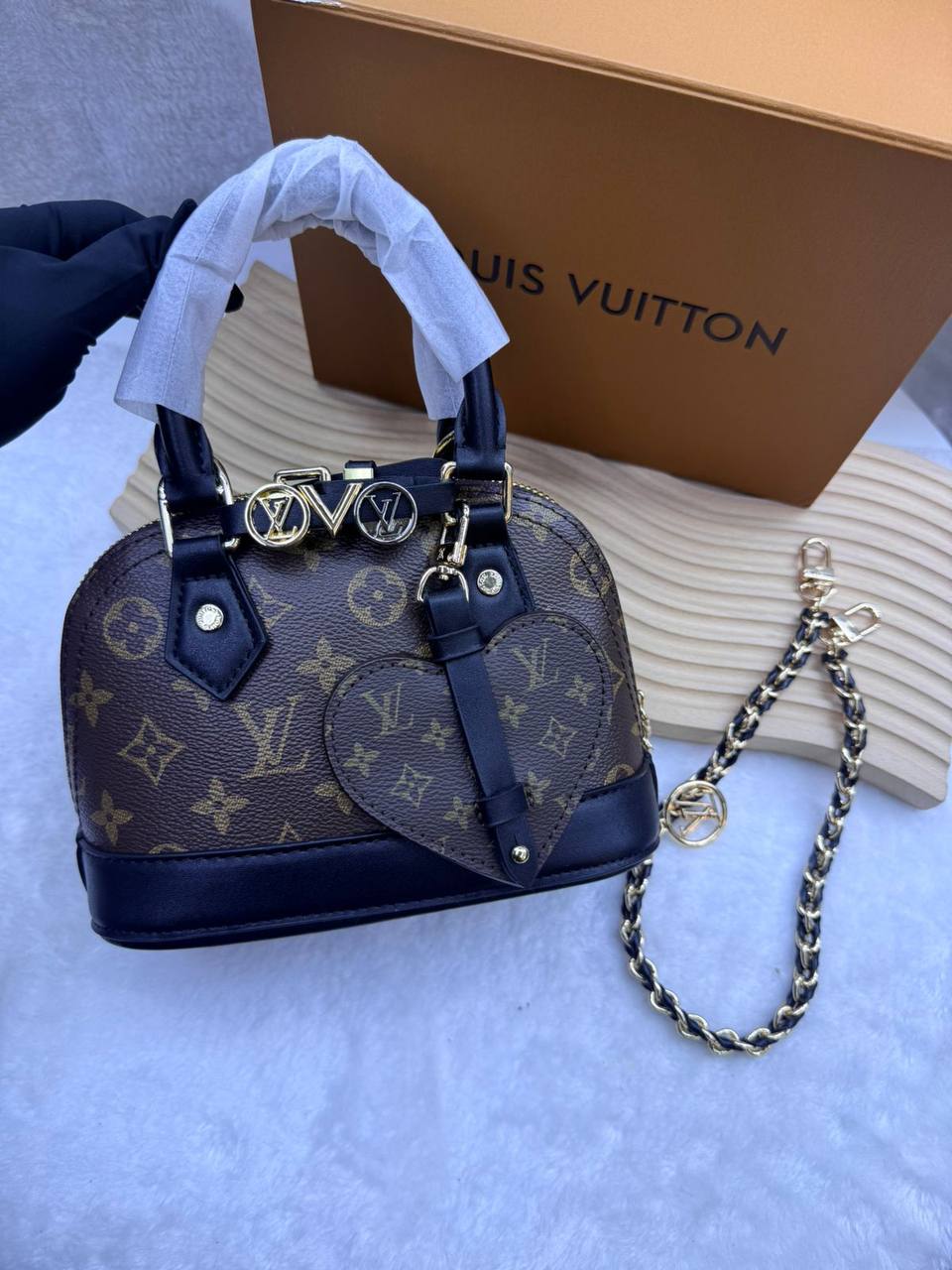 LV
with box 
🎁🎁🎁

size:18×12×8cm
110 dhs💓

Zain114
♥️♥️♥️
