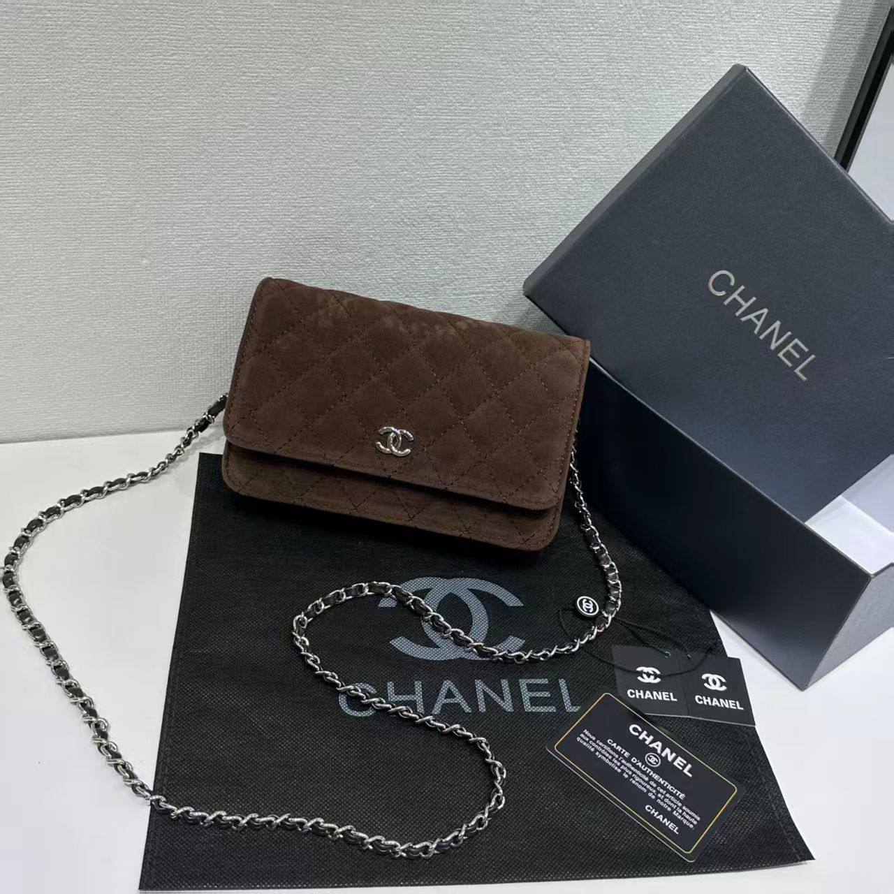 Chanel

withbox 
🎁🎁🎁

100 dhs🪙💕
good quality

Zain143
♥️♥️♥️