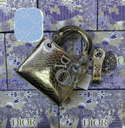 💎 Lady Dior 
1️⃣ First quality +🎁
Logo with diamond💎
Size : 17 * 14 * 7 cm
125 dhs❤️
with box 🎁

Zain115
♥️♥️♥️