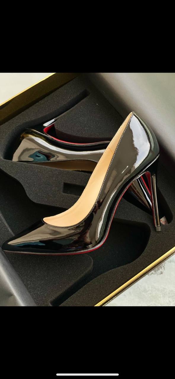 Louboutin  
AAA master quality 
Size 36……….41 
450 dhs✅

Zain180
♥️♥️♥️