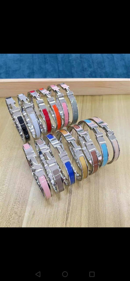 HERMES BANGLE
MASTER✨💫
60 dhs✅ EACH 
WITH BOX AND PAPER BAG🎁🛍️
COLORS AVAILABLE

Zain89
♥️♥️♥️