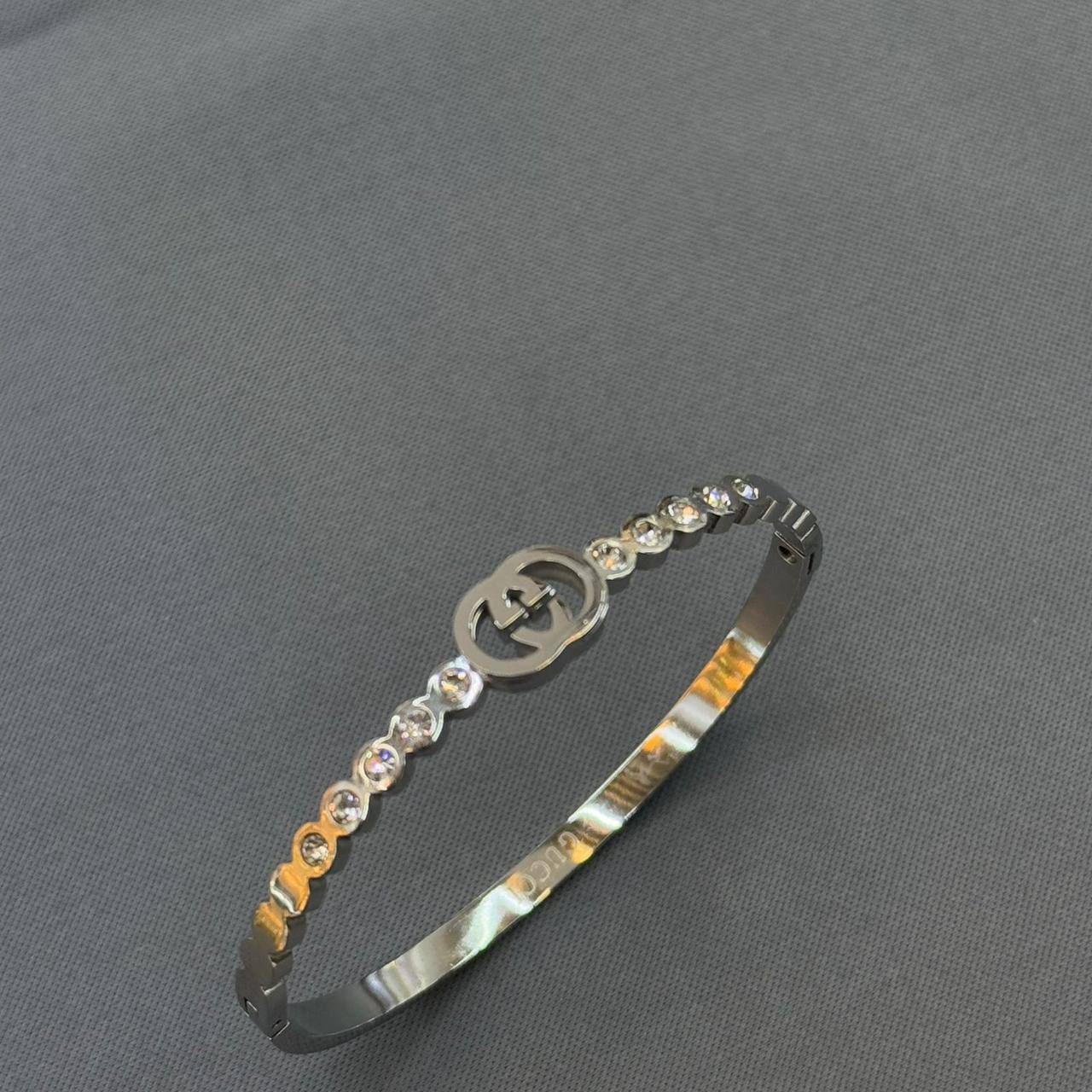 Bangle 🌊*
Stainless steel 💯
Non tarnish 💥
With black boxes 🗃️ 
20 dhs🪙🌨️
With normal boxes 📦 
And paper bag 🛍️
30 dhs🪙🌨️

Zain216
♥️♥️♥️