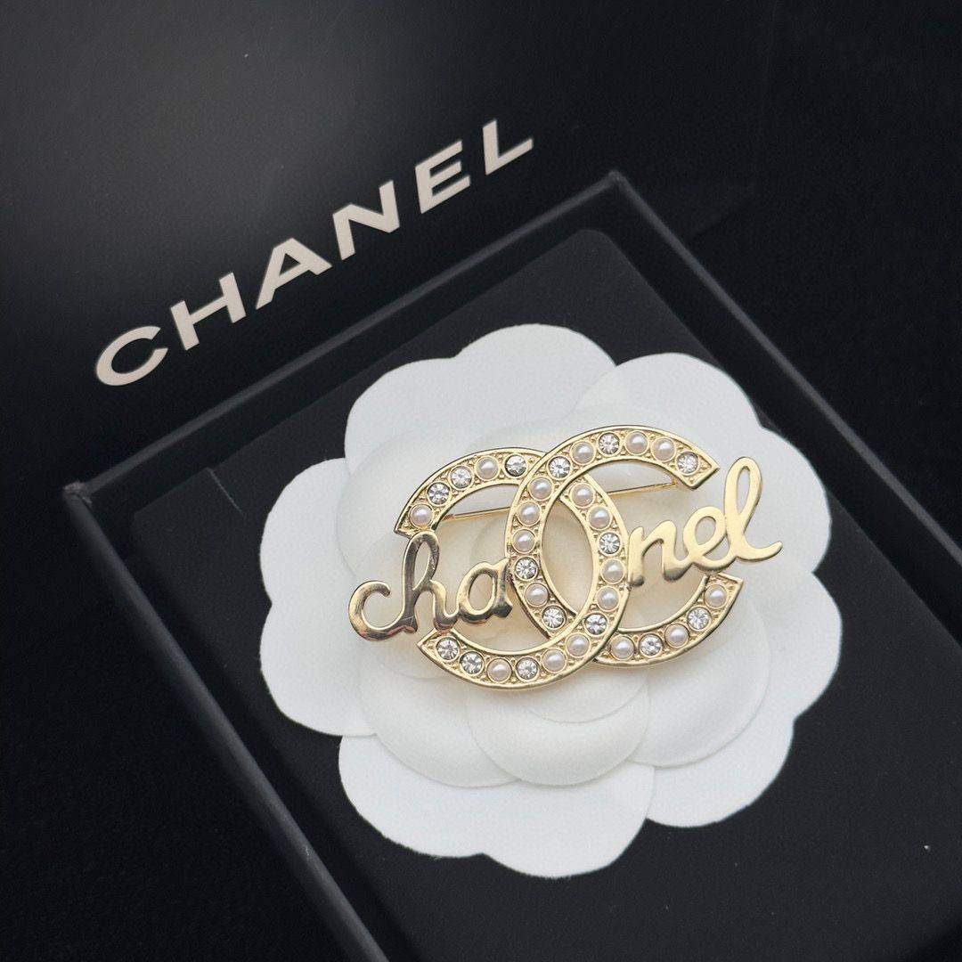 CHANEL BROOCH

MASTER ✨💫

75 DHS🇦🇪🇦🇪
 WITH BOX AND PAPER BAG🎁🛍️
Zain89
♥️♥️♥️