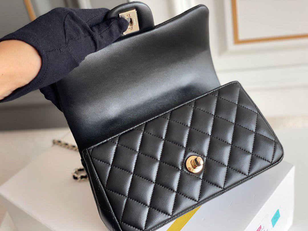 CHANEL 
NEW CAME GOOD QUALITY 

WITH BOX 🎁🎁🎁

105 dhs🇦🇪
SIZE: 20cm

Zain39
♥️♥️♥️