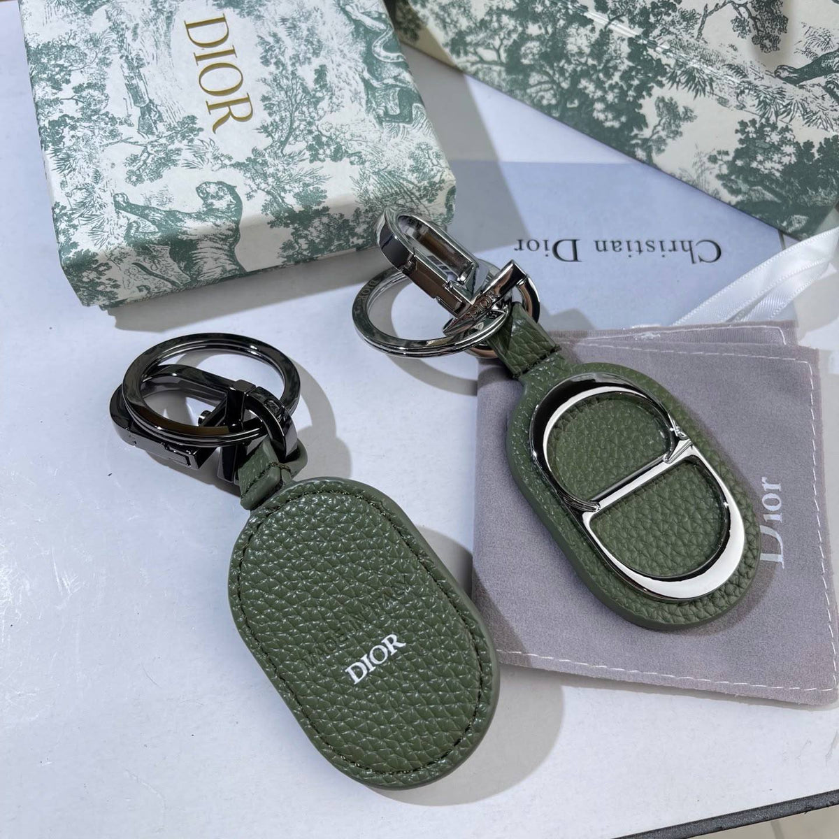 Key chain 
Master quality 
With normal boxes 🗃️ 
70 dhs🇦🇪🇦🇪

With master box 📦 
80 dhs🇦🇪🇦🇪

Zain216
♥️♥️♥️