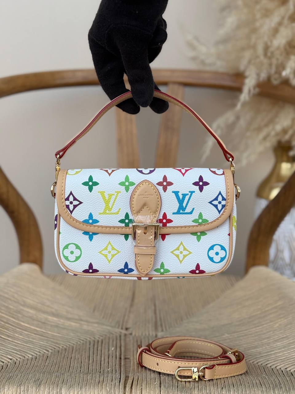 LV
19cm
320 dhs✅
Top quality 
With box🎁

Zain167
♥️♥️♥️