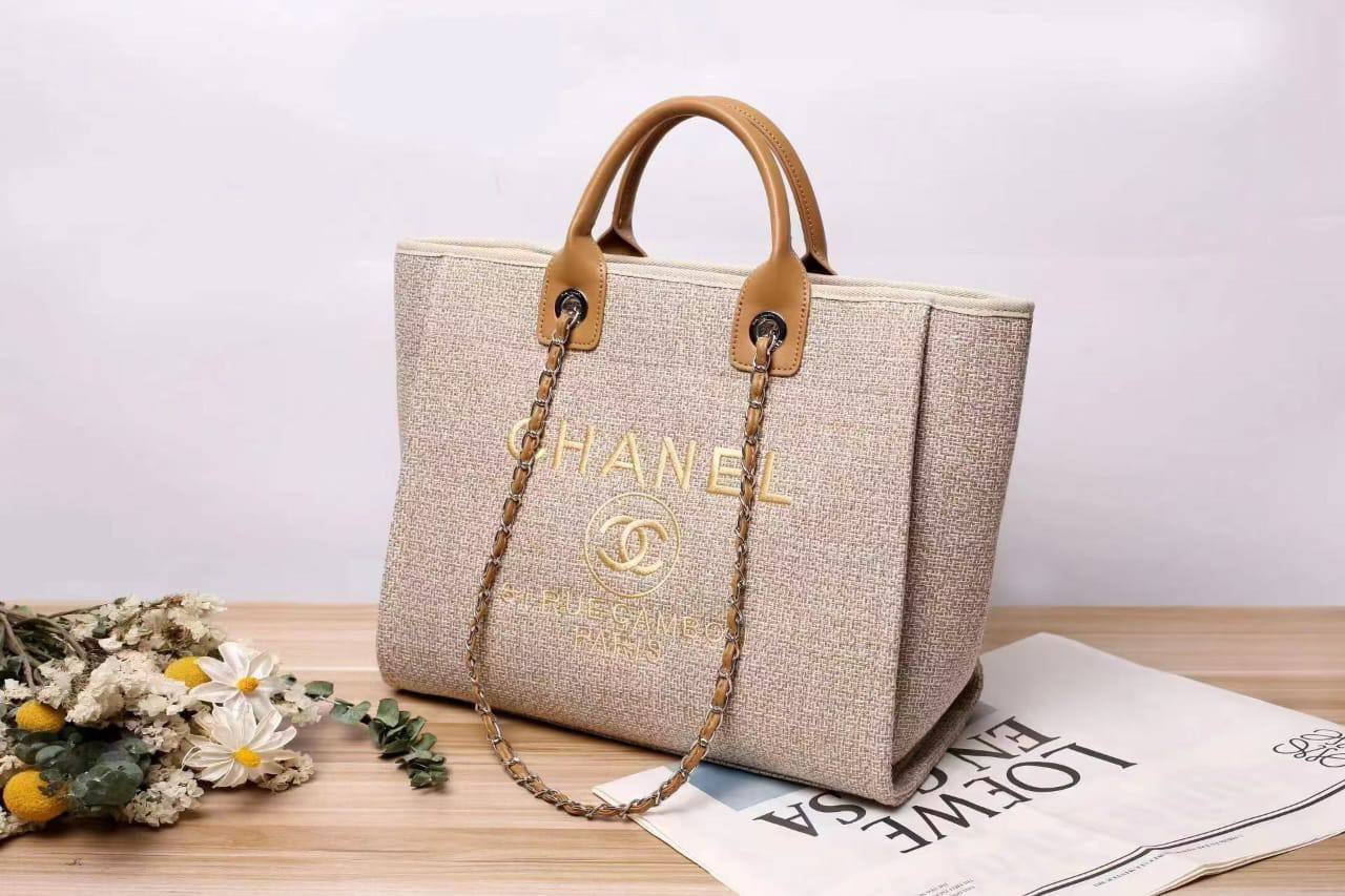 Chanel 
120 dhs✅
size 41cm

Zain161
♥️♥️♥️