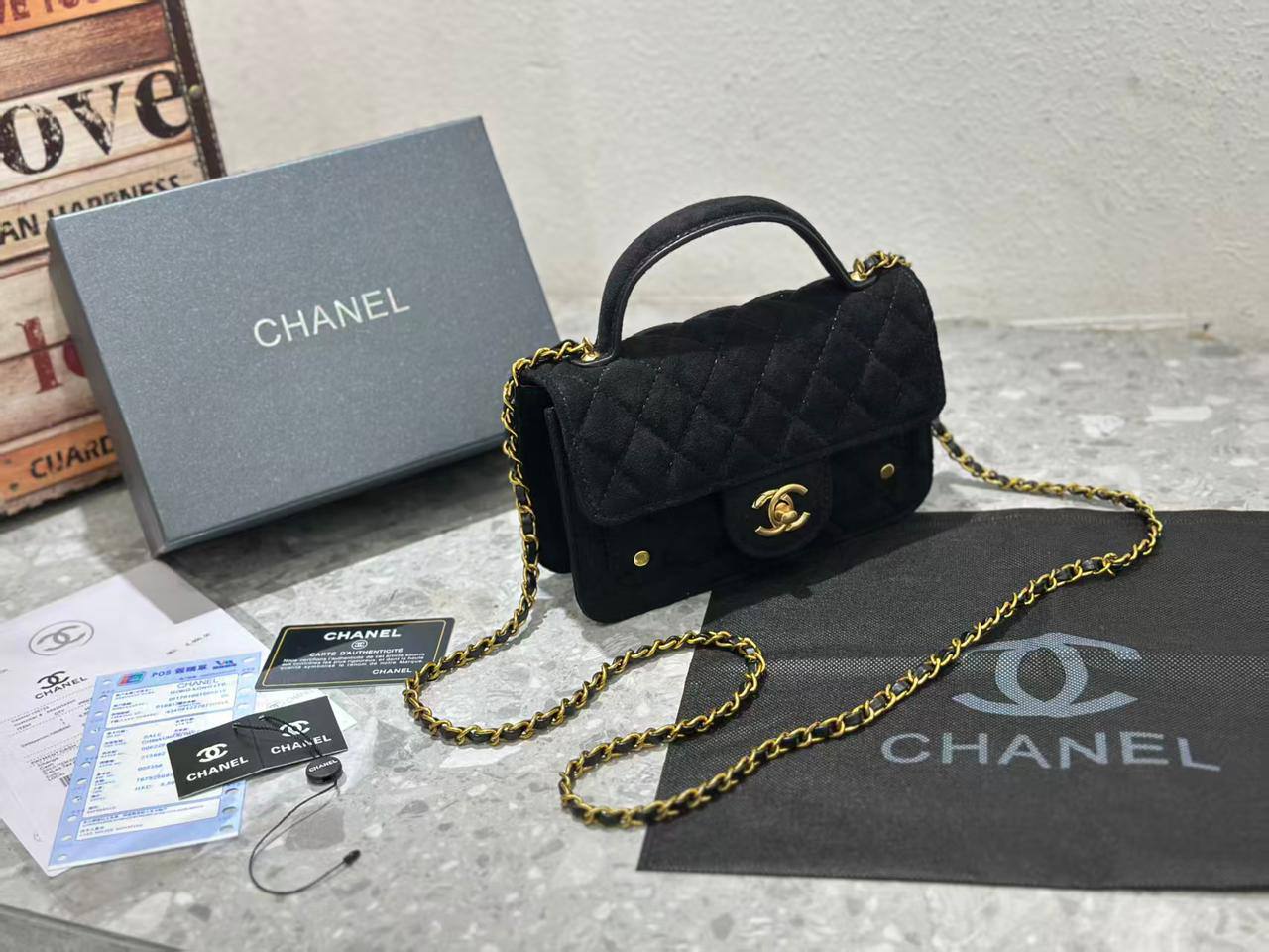 Chanel

with box
🎁🎁🎁

95 dhs🪙🌨️

Zain143
♥️♥️♥️