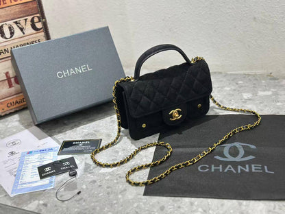 Chanel

with box
🎁🎁🎁

95 dhs🪙🌨️

Zain143
♥️♥️♥️