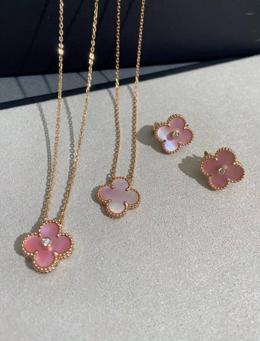 130VCA SET 
necklaces 😍
 Earring✨
With normal boxes 🗃️ 
130 dhs✅

With master box 📦 
160 dhs✅

Zain216
♥️♥️♥️
