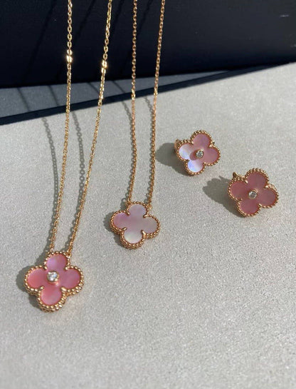 130VCA SET 
necklaces 😍
 Earring✨
With normal boxes 🗃️ 
130 dhs✅

With master box 📦 
160 dhs✅

Zain216
♥️♥️♥️