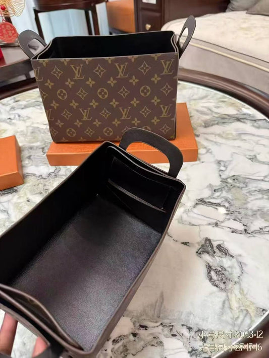 LV   
storage box
Size  big   28×18×17cm
Small    21×13×13cm
    High quality
90 dhs✅
Chose size 👍

Zain04
♥️♥️♥️