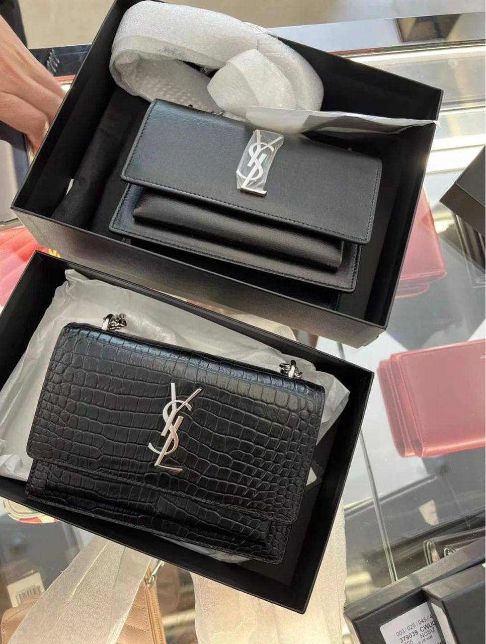 YSL
110 dhs❣️
SIZE：24cm
Good quality 

with box
🎁🎁🎁

Zain35
♥️♥️♥️