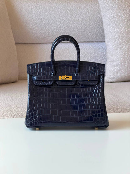 Hermes
Birkin croc 25cm💕master quality😍with box❤️
750 dhs✅

Zain52
♥️♥️♥️
