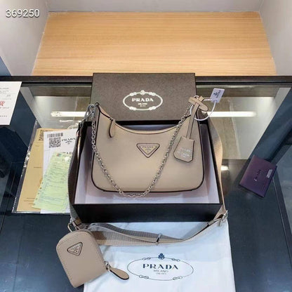 Prada

with box
🎁🎁🎁

100 dhs❤️

Zain143
♥️♥️♥️