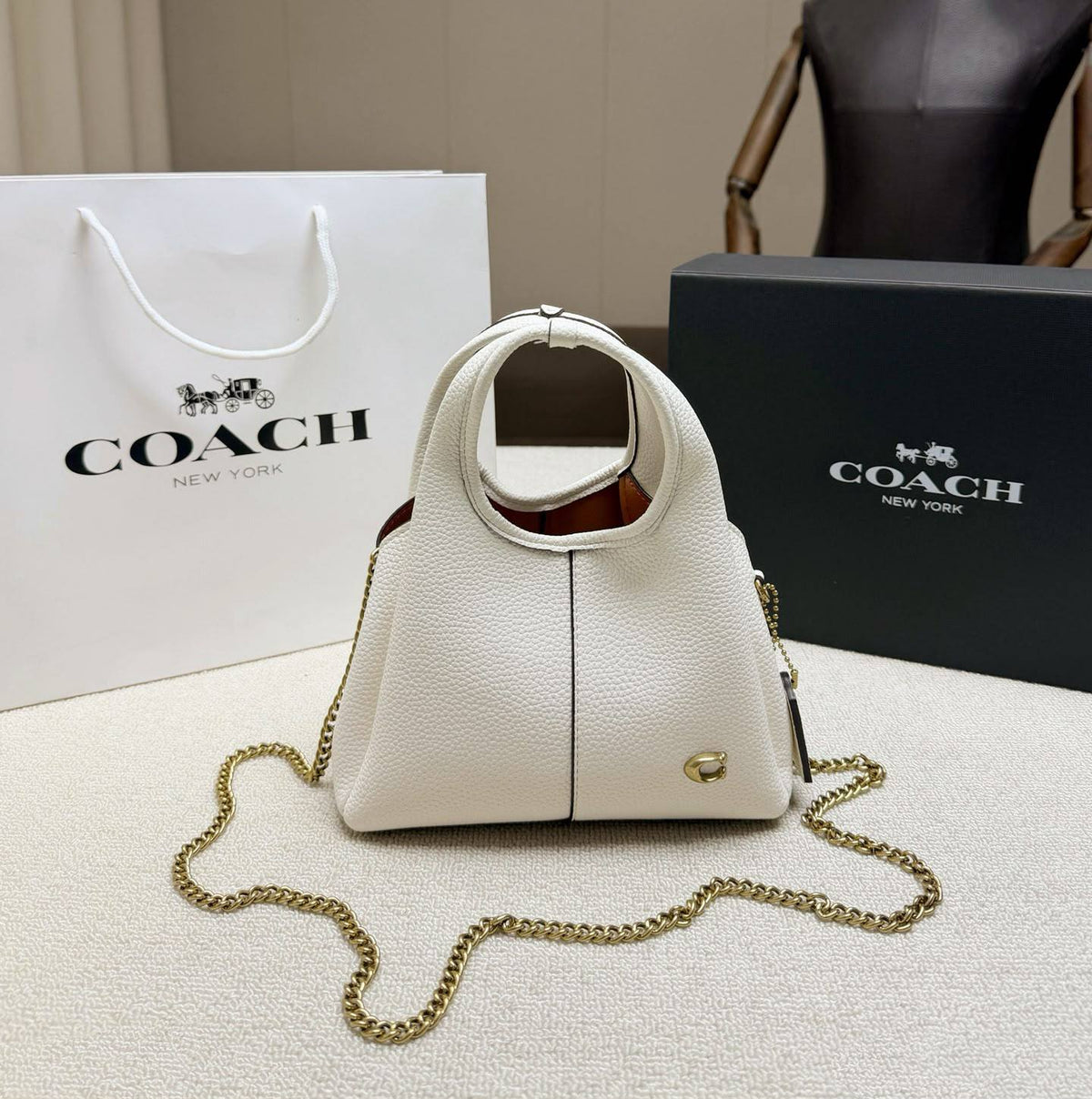 COACH

LanaSMALL 

SIZE NEW 

CAME GOOD QUALITY 

WITH BOX 
100 dhs🇦🇪🇦🇪

Size:20cm

Zain295
Zain39
Zain17
♥️♥️♥️