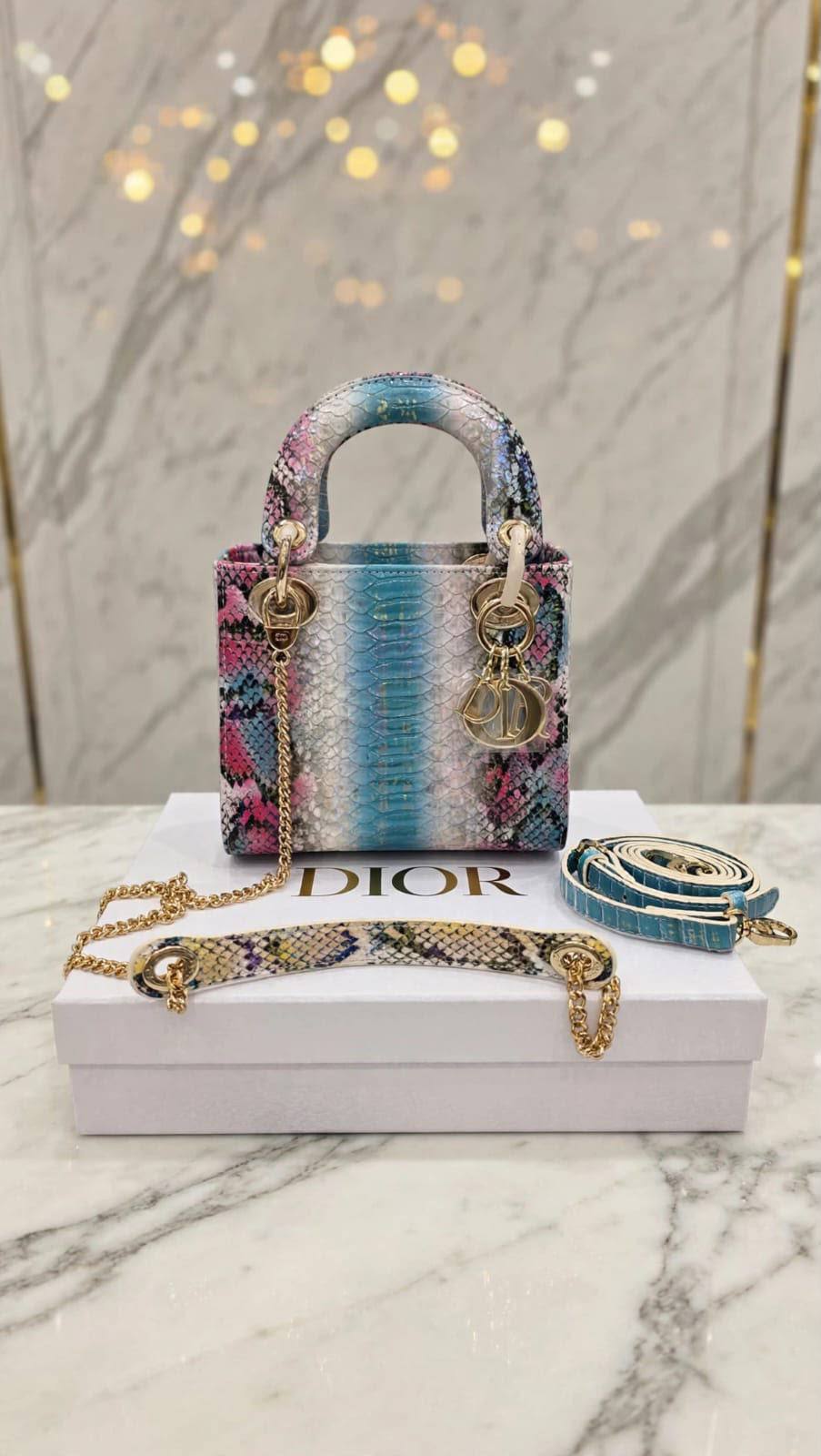 Dior Bag 
17Cm 
With Box
300 dhs🇦🇪🇦🇪

Zain131
♥️♥️♥️