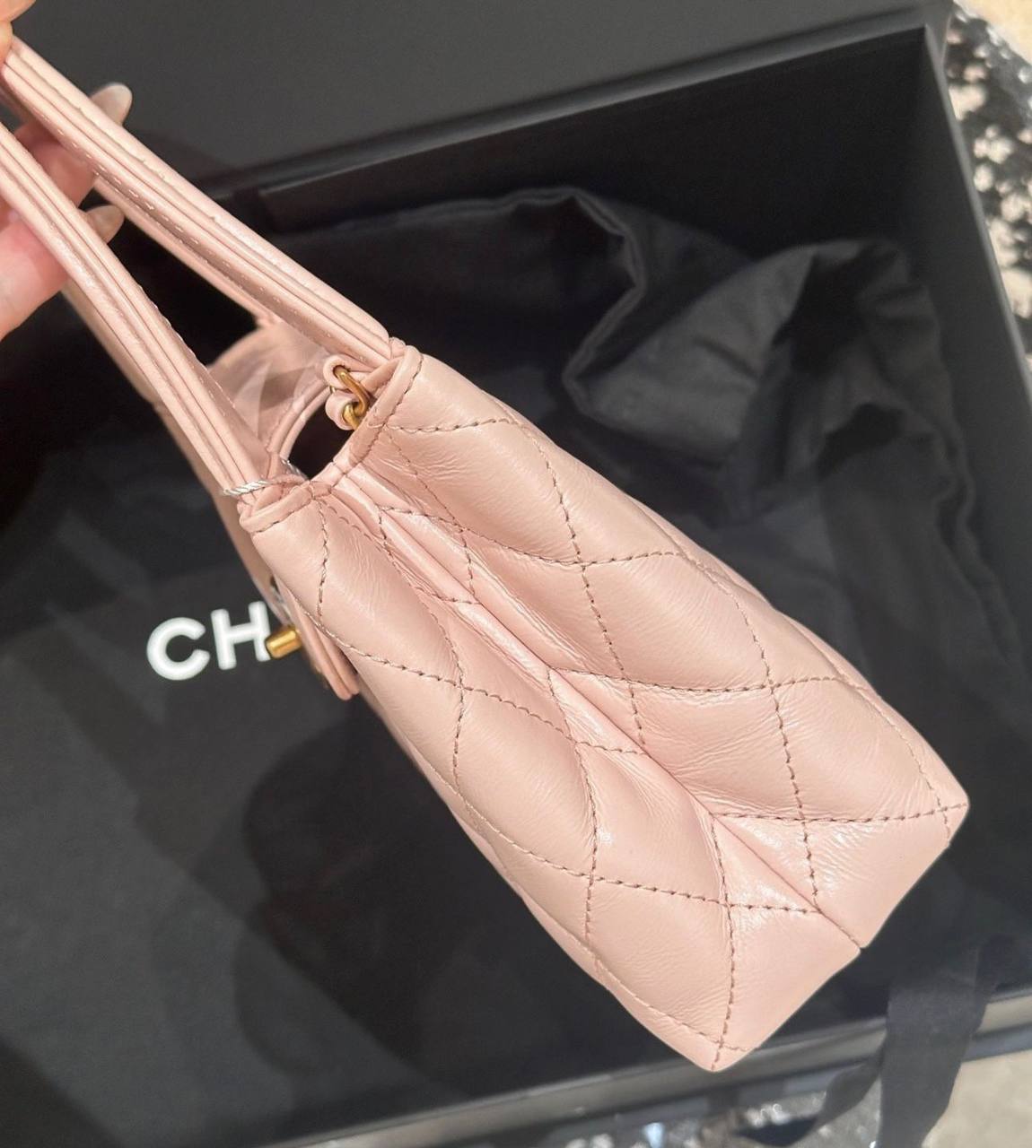 CHANEL 
GOOD QUALITY

 WITH BOX 
🎁🎁🎁

95 dhs✅

Zain39
♥️♥️♥️