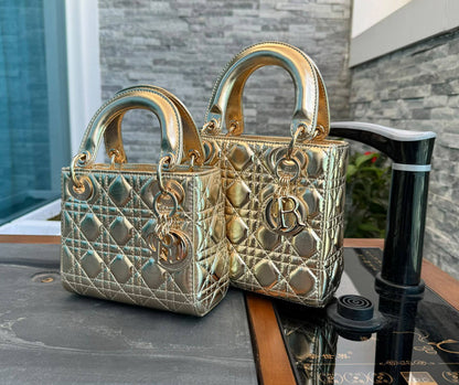 Dior

17Cm 
With Box
280 dhs🇦🇪🇦🇪

Zain131
♥️♥️♥️