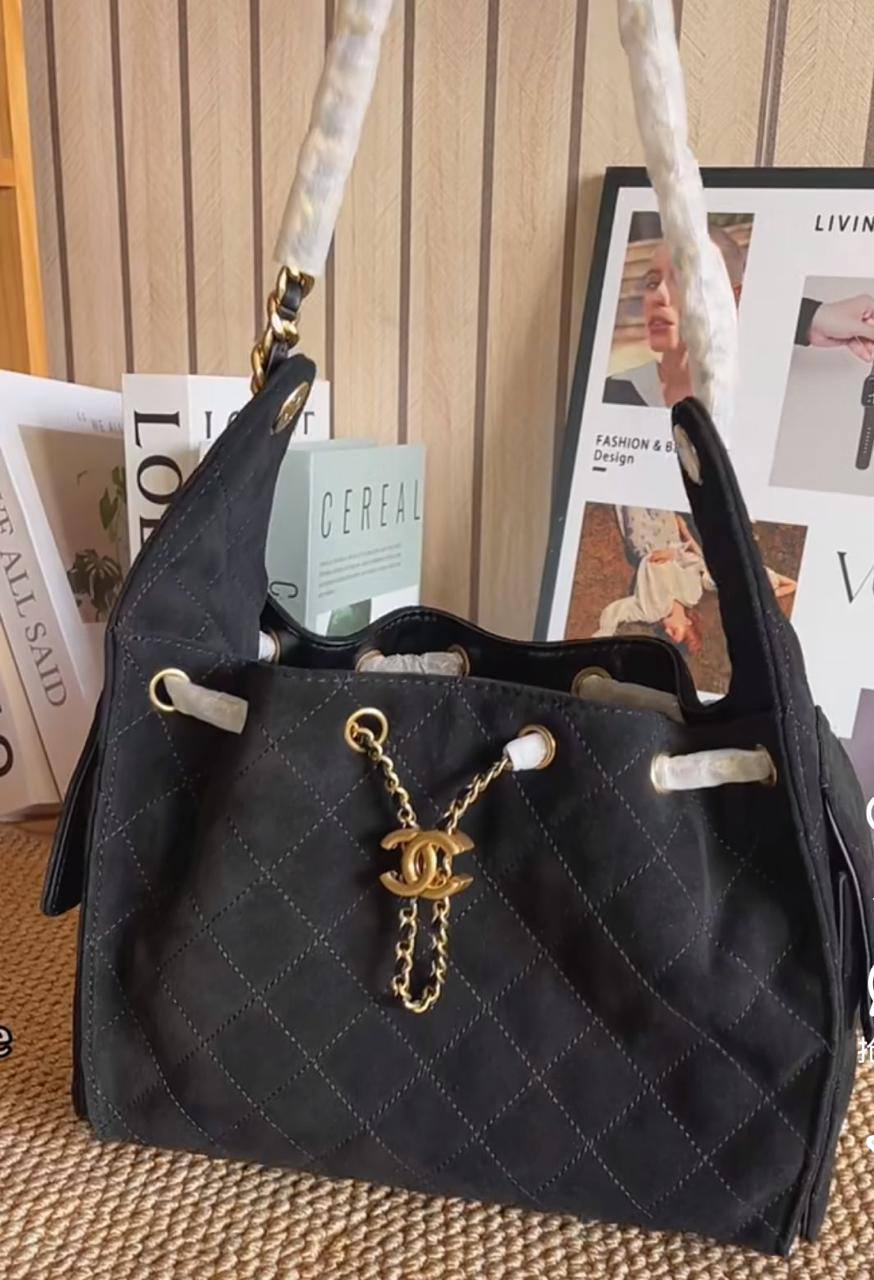 🌟 Chanel Suede
1️⃣ Finish Quality +🎁
Size: 20 * 23 cm
110 dhs🪙🌨️
with box 🎁

Zain115
♥️♥️♥️