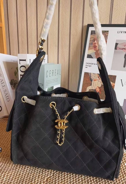 🌟 Chanel Suede
1️⃣ Finish Quality +🎁
Size: 20 * 23 cm
110 dhs🪙🌨️
with box 🎁

Zain115
♥️♥️♥️