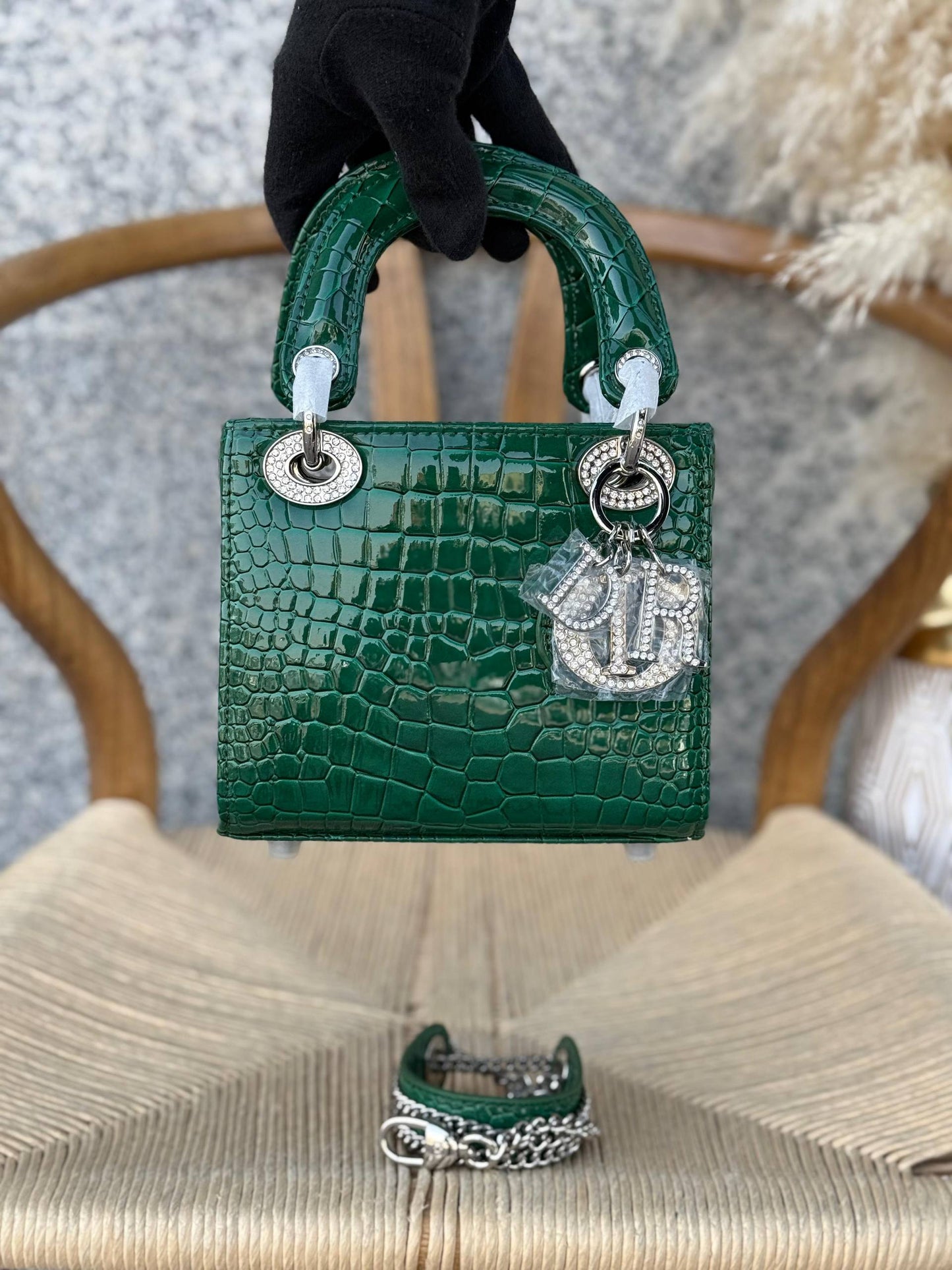 DIOR
17cm
340 dhs🗽
Top quality 
With box🎁

Zain167