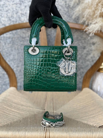 DIOR
17cm
340 dhs🗽
Top quality 
With box🎁

Zain167