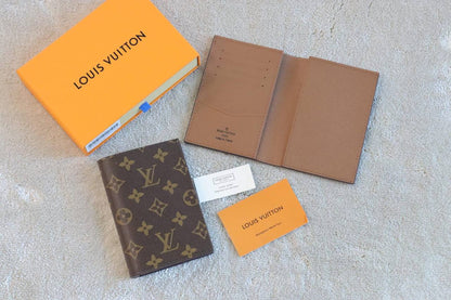 LV - Goyard
Wallets
 master 
passport holder
95 dhs✅

Zain33
♥️♥️♥️