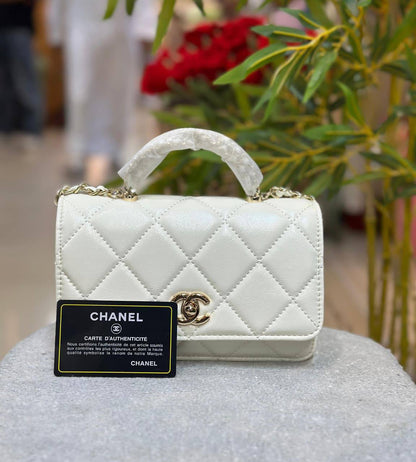 Chanel
Good quality 
with box 
🎁🎁🎁

95 dhs💓

Zain186