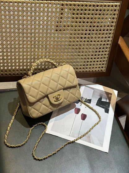 Chanel
105 dhs❣️
SIZE：18cm
High-quality 

with box
🎁🎁🎁

Zain35
♥️♥️♥️