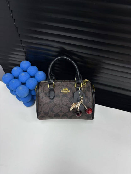 Coach
70 dhs✅

Zain232
♥️♥️♥️