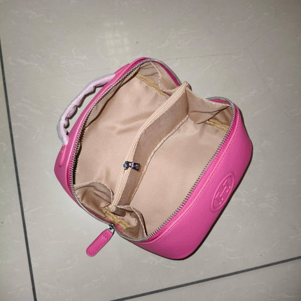 HERMES ᴍᴀᴋᴇ ᴜᴘ ʙᴀɢ
ᴍᴀᴛᴛᴇ ʟᴇᴀᴛʜᴇʀ ᴍᴀᴛᴇʀɪᴀʟ
ᴡɪᴛʜ ʟᴏɴɢ ʙᴇʟᴛ sᴛʀᴀᴘ
sɪʟᴠᴇʀ ʜᴀʀᴅᴡᴀʀᴇ
sɪᴢᴇ: 21 cm

ᴡɪᴛʜ BOX
🎁🎁🎁

75 dhs❣️

Zain31
♥️♥️♥️